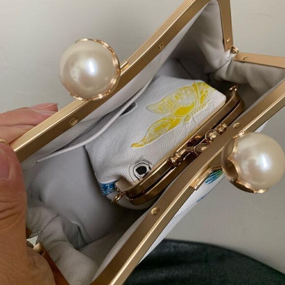 Handmade Genuine Leather Butterfly Embossed Kisslock Clutch with Small Purse Set - Picture 15 of 16